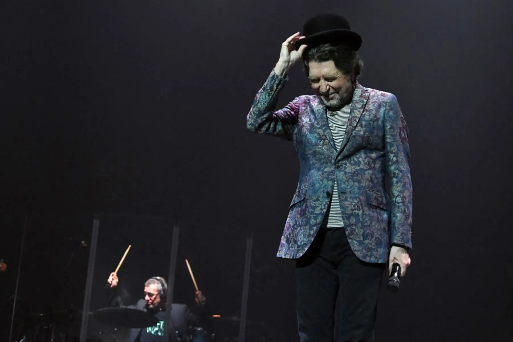 El músico español Joaquín Sabina actúa durante su presentación en el Antel Arena de Montevideo, el 23 de noviembre de 2019. Foto: AFP