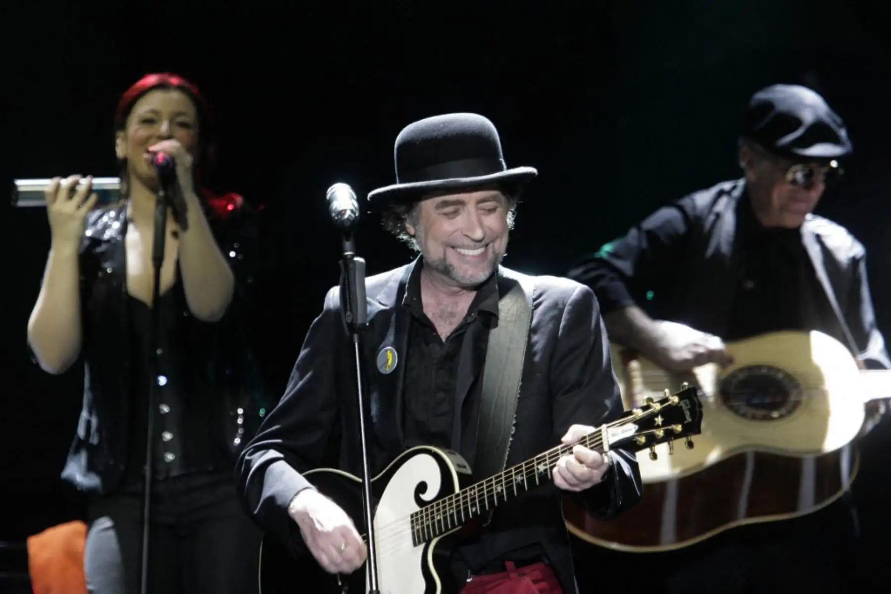El cantante y compositor español Joaquín Sabina actúa en Tucumán, en el norte de Argentina el 17 de marzo de 2011. Foto: AFP