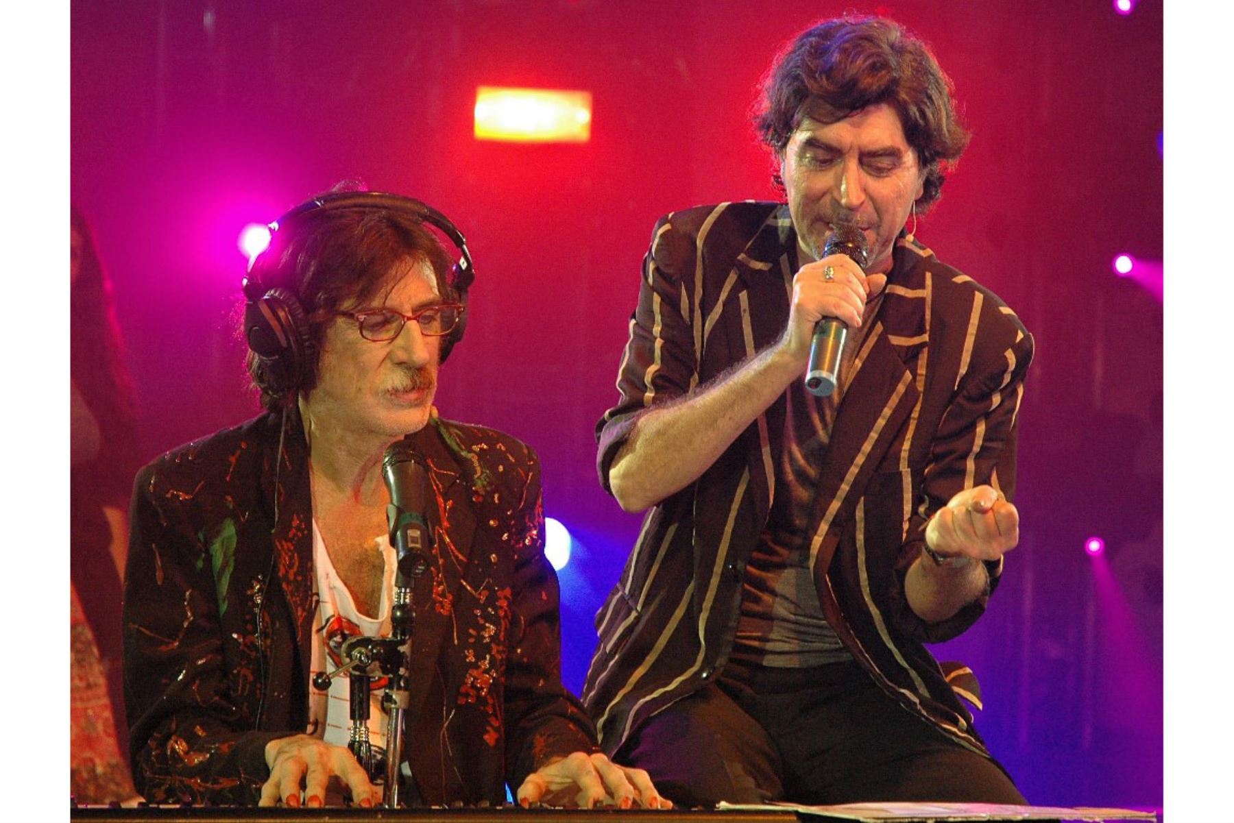 Los músicos Charly García y Joaquín Sabina. 10 de octubre de 2005, en Buenos Aires. Foto: AFP