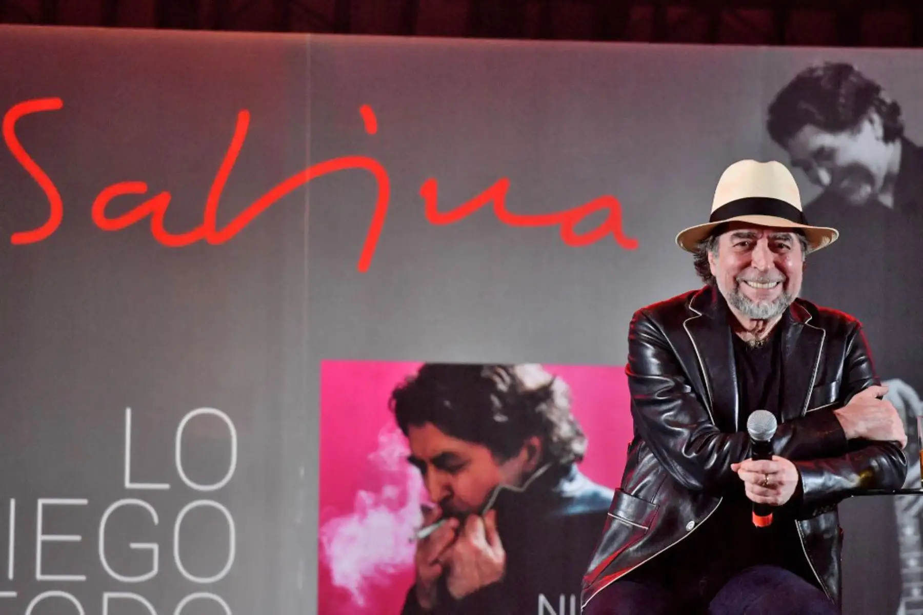 El cantautor español Joaquín Sabina hace gestos durante una conferencia de prensa en Ciudad de México, el 12 de mayo de 2017. Foto: AFP