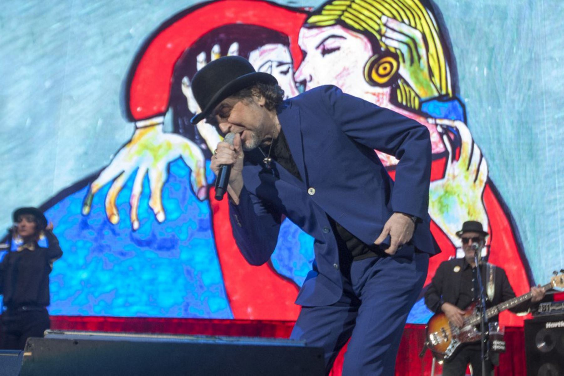 El cantante español Joaquín Sabina actúa durante un concierto en Monterrey, el 8 de mayo de 2015. Foto: AFP