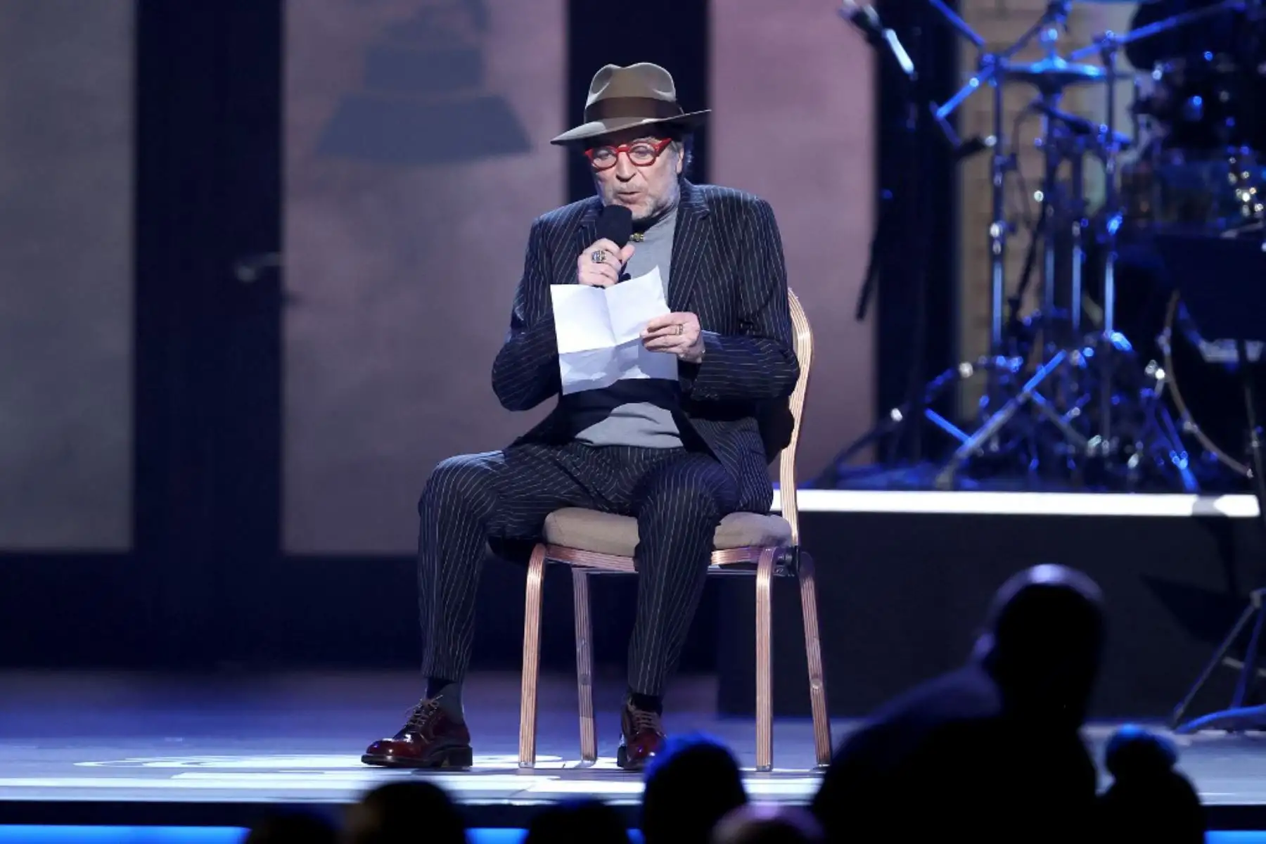 Joaquín Sabina habla en el escenario durante la Gala Persona del Año 2021. Foto: AFP