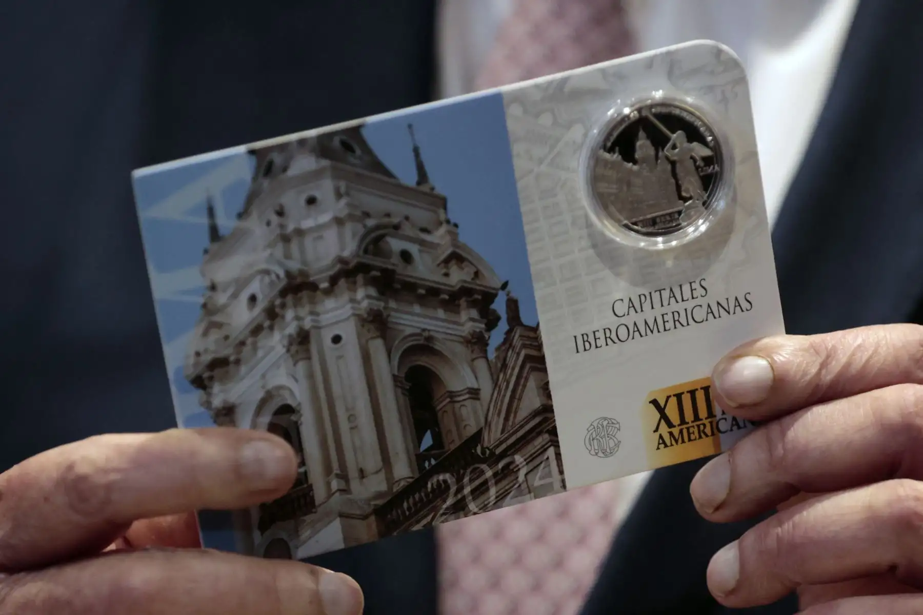 En el anverso, figura en el centro el Escudo de Armas del Perú rodeado de la leyenda BANCO CENTRAL DE RESERVA DEL PERÚ, la denominación en letras UN SOL y el año de acuñación, todo ello rodeado de los escudos de los países participantes en la XIII Serie. 
Foto: ANDINA/Vidal Tarqui