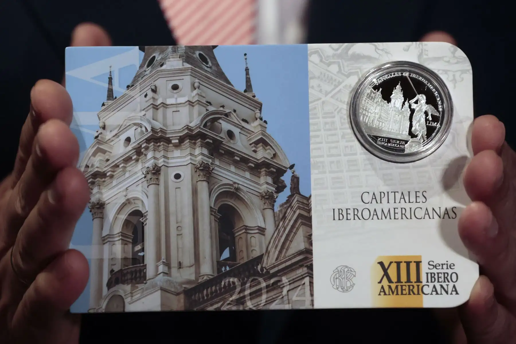 En la parte superior de la moneda se aprecia la leyenda CAPITALES IBEROAMERICANAS; asimismo, se observa en el cuadrante derecho el nombre de la capital peruana y debajo de la figura principal, la frase XIII SERIE IBEROAMERICANA. 
Foto: ANDINA/Vidal Tarqui