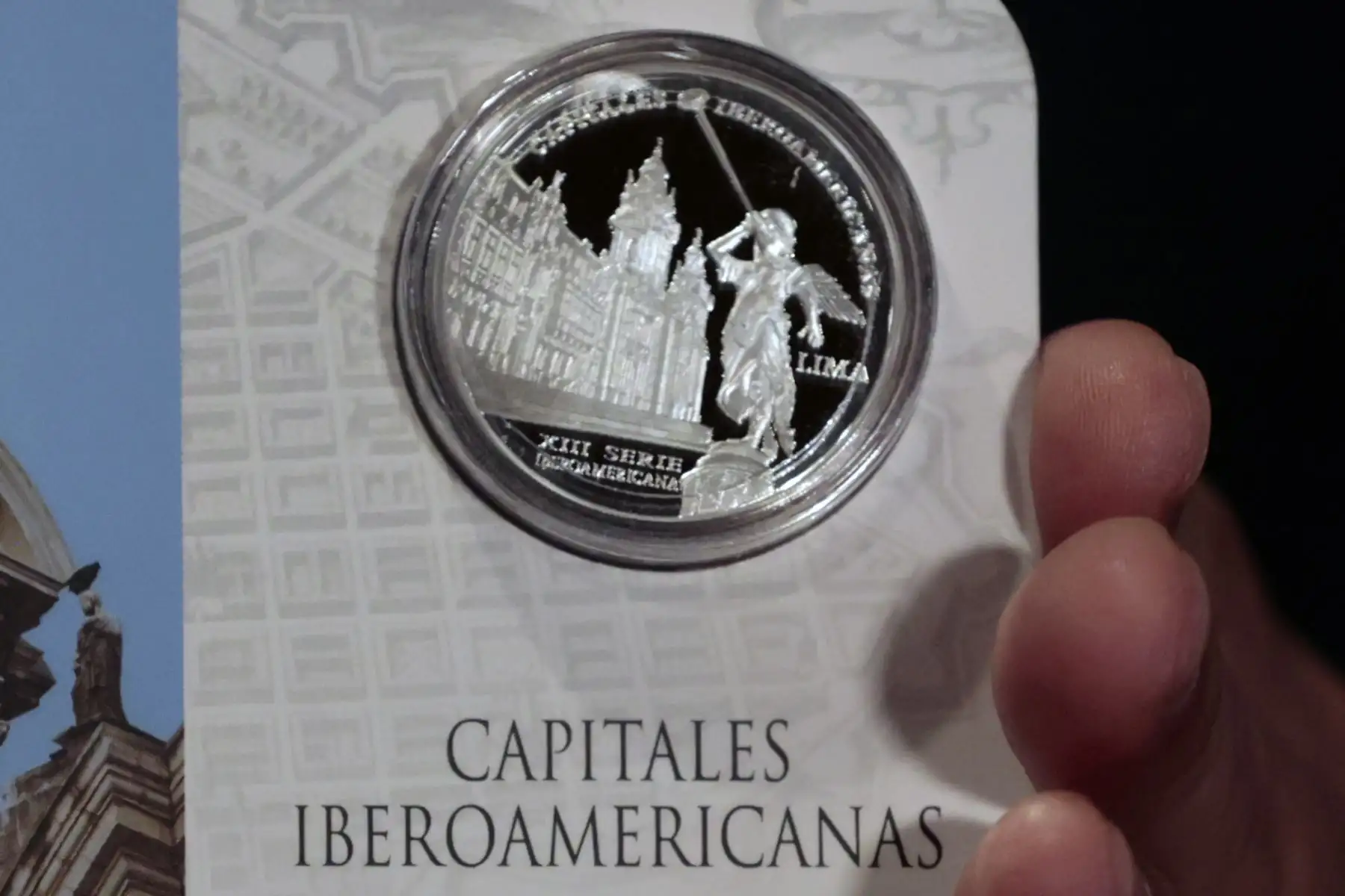 En el reverso de la moneda se aprecia el detalle escultórico de la alegoría mitológica grecorromana llamada "La Fama", ubicada en la parte superior de la pileta de la Plaza Mayor. 
Foto: ANDINA/Vidal Tarqui