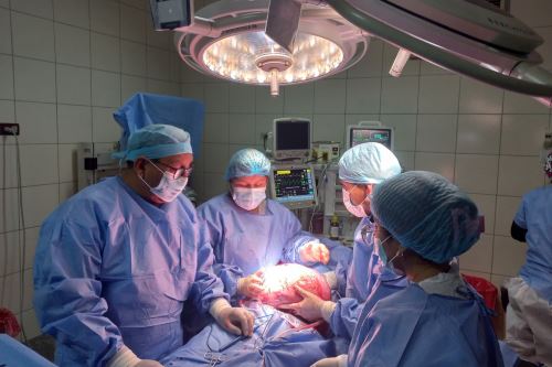 La compleja operación se prolongó por más de tres horas y los médicos quedaron satisfechos con el resultado. Foto: ANDINA/Difusión