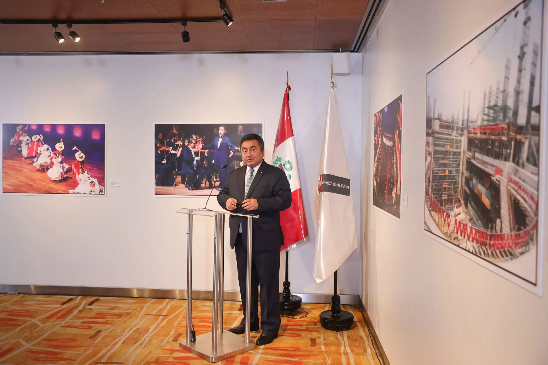 Félix Paz, Director del Diario Oficial El Peruano durante la inauguración de la muestra fotográfica "El Gran Teatro Nacional en los ojos de El Peruano". Foto: ANDINA/Melina Mejía