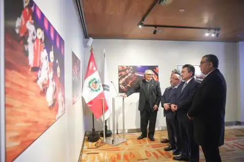 La muestra El Gran Teatro Nacional en los ojos de El Peruano” va de lunes a domingo de 10:00 a.m. a 5:00 p.m. en el segundo piso del Gran Teatro Nacional ubicado en la av. Javier Prado Este 2225, San Borja. Foto: ANDINA/Melina Mejía