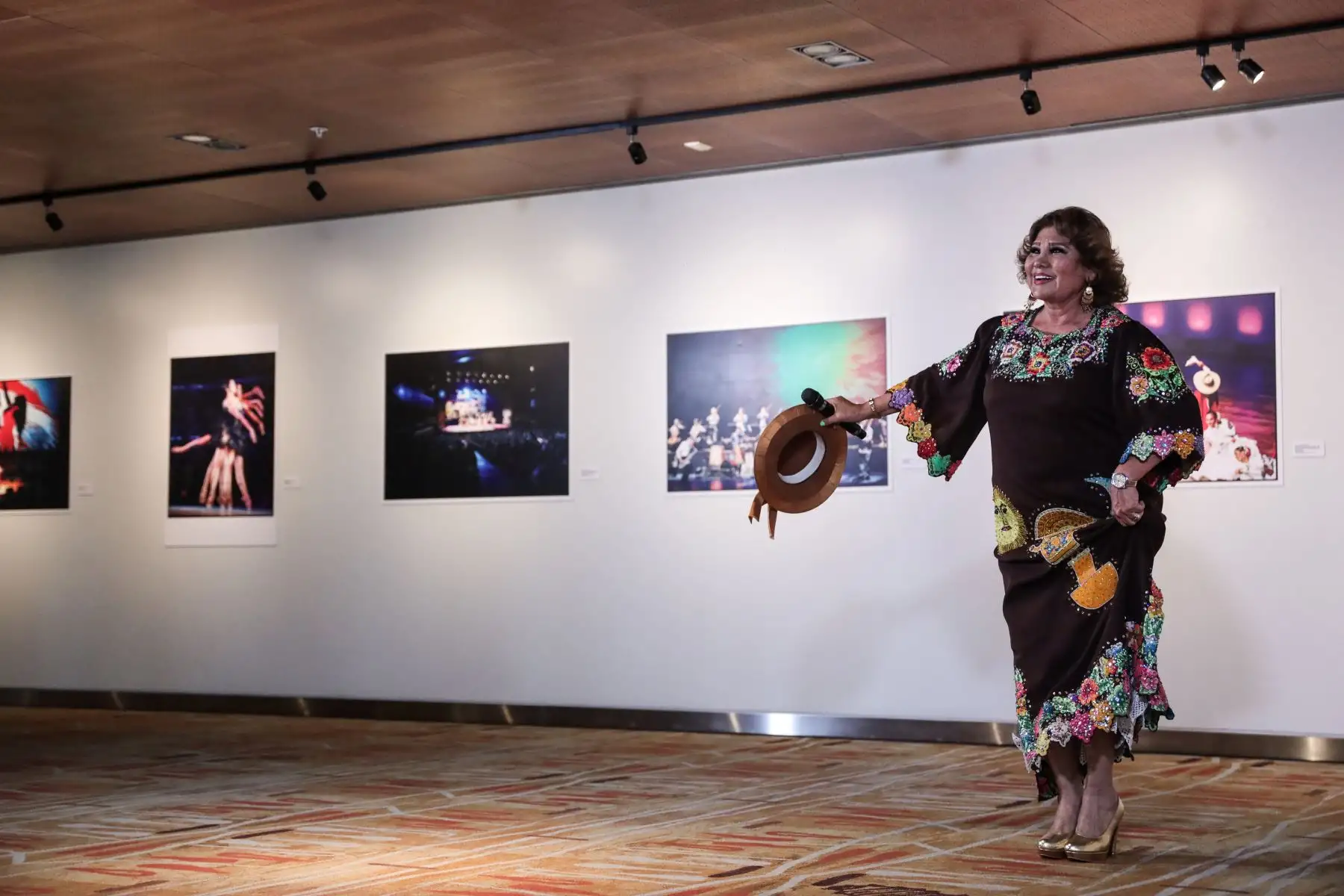 La cantante Amanda Portales participa en la muestra fotográfica "El Gran Teatro Nacional en los ojos de El Peruano". Foto: ANDINA/Connie Calderon