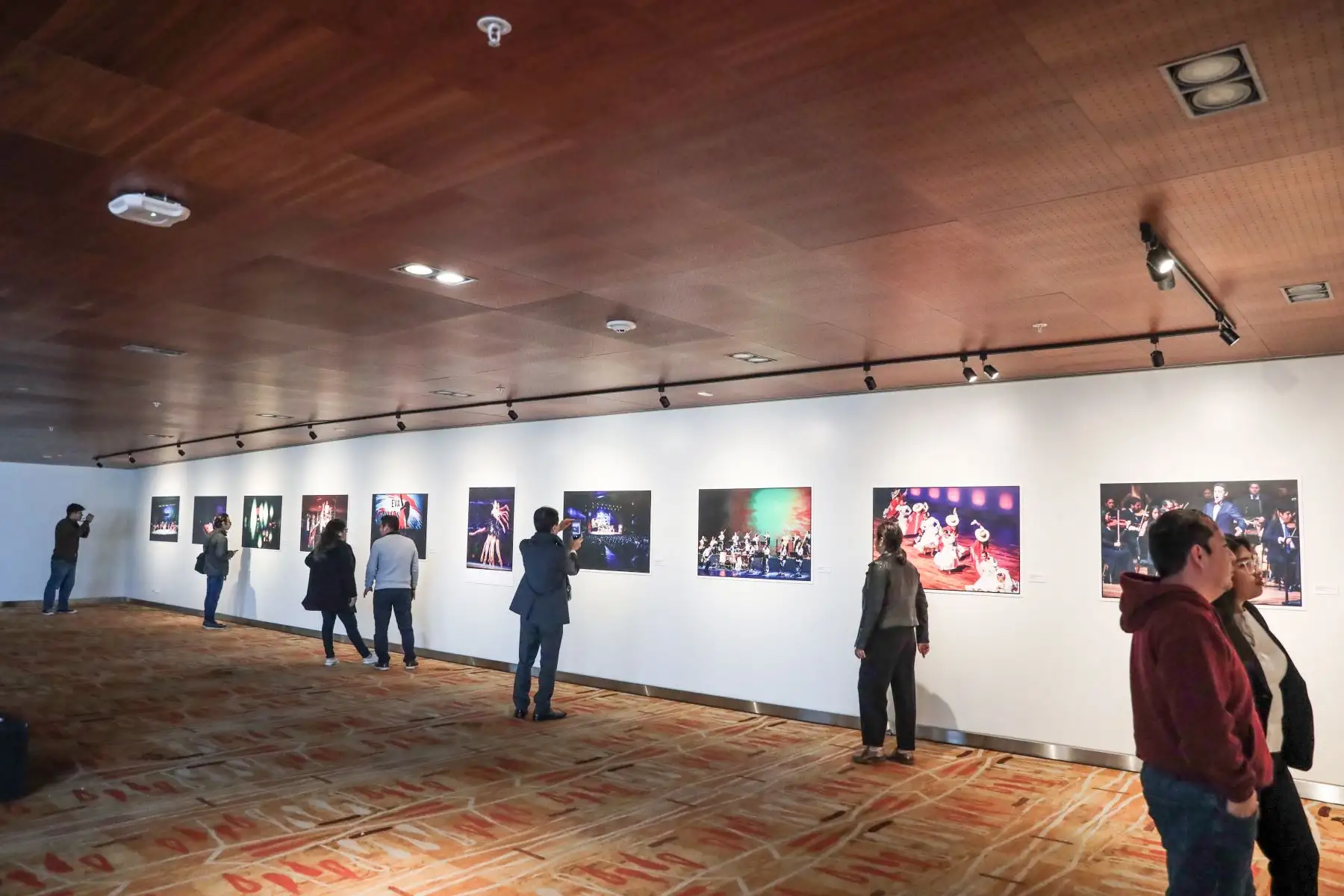 La exposición fotográfica “El Gran Teatro Nacional en los ojos de El Peruano”, continuará de manera trimestral en el moderno foyer del segundo piso. . Foto: ANDINA/Connie Calderon