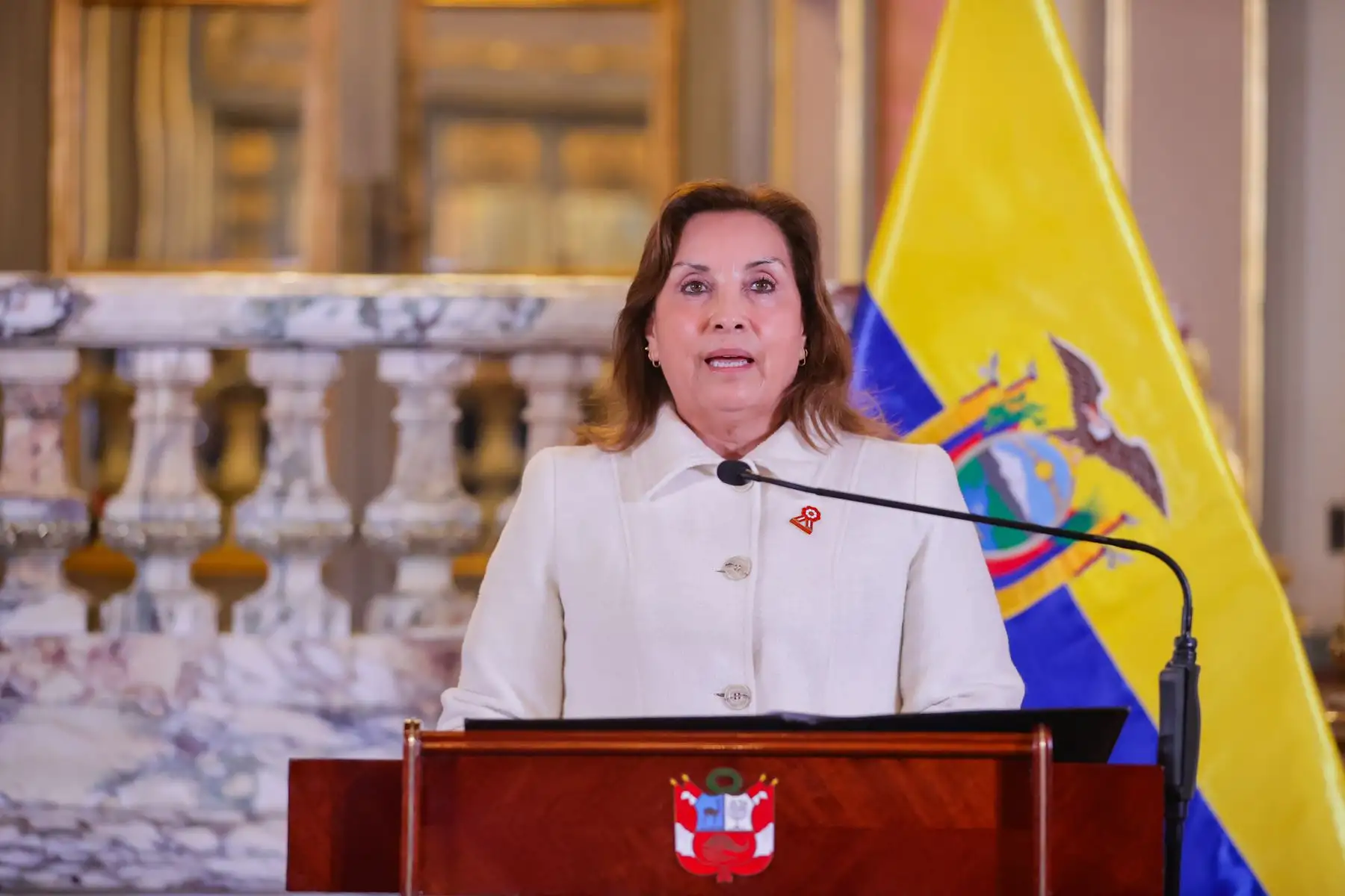 La jefa de Estado Dina Boluarte y el mandatario de Ecuador, Daniel Noboa, suscriben la Declaración Presidencial de Lima, que contiene 49 acuerdos. Foto: ANDINA/ Prensa Presidencia
