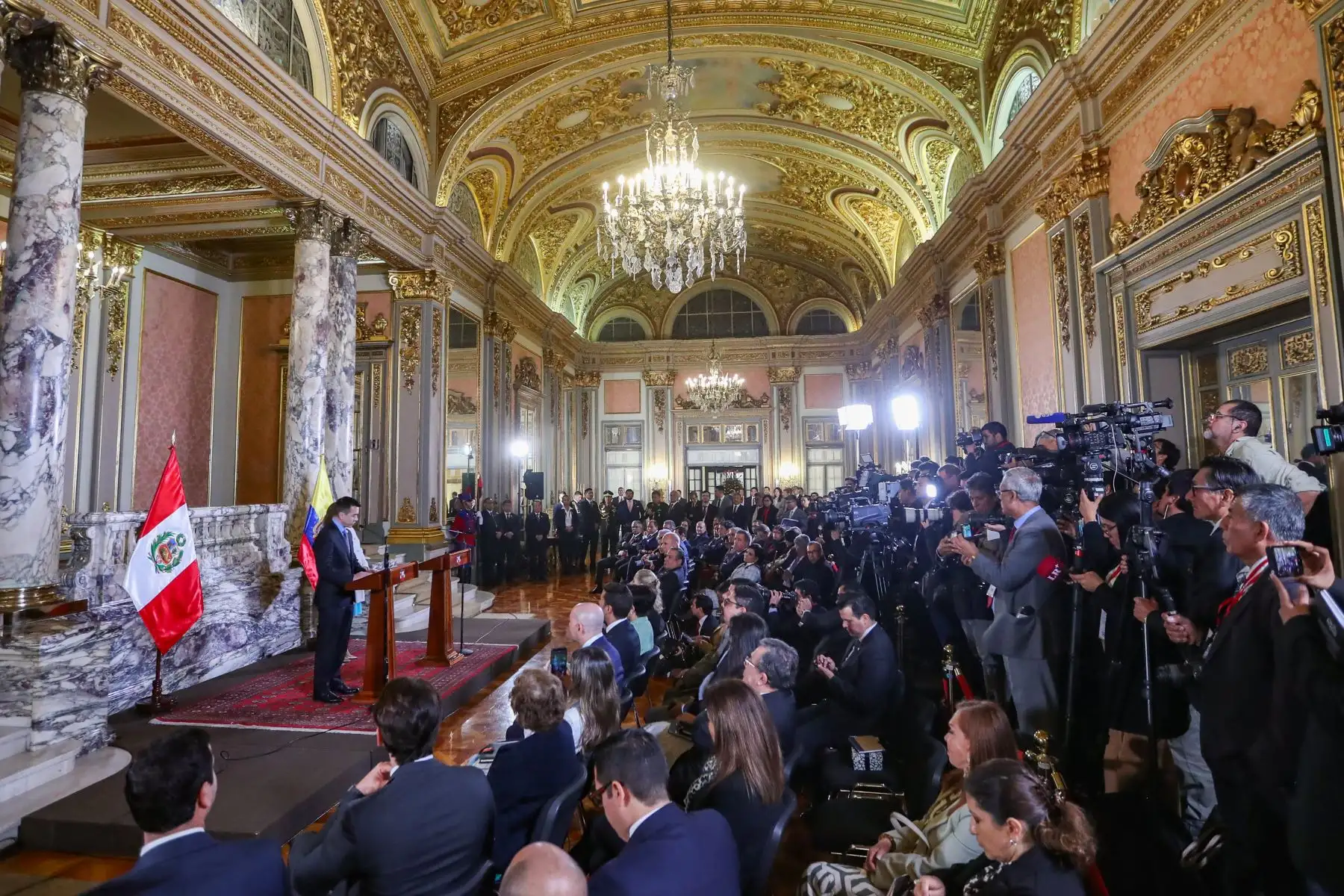 La jefa de Estado Dina Boluarte y el mandatario de Ecuador, Daniel Noboa, suscriben la Declaración Presidencial de Lima, que contiene 49 acuerdos. Foto: ANDINA/ Prensa Presidencia