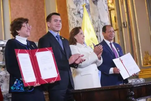 Firma del convenio entre Perú y Ecuador para abordar desafíos laborales, con presencia de los presidentes de Ecuador, Daniel Noboa y la presidenta del Perú, Dina Boluarte. . ANDINA/Prensa Presidencia
