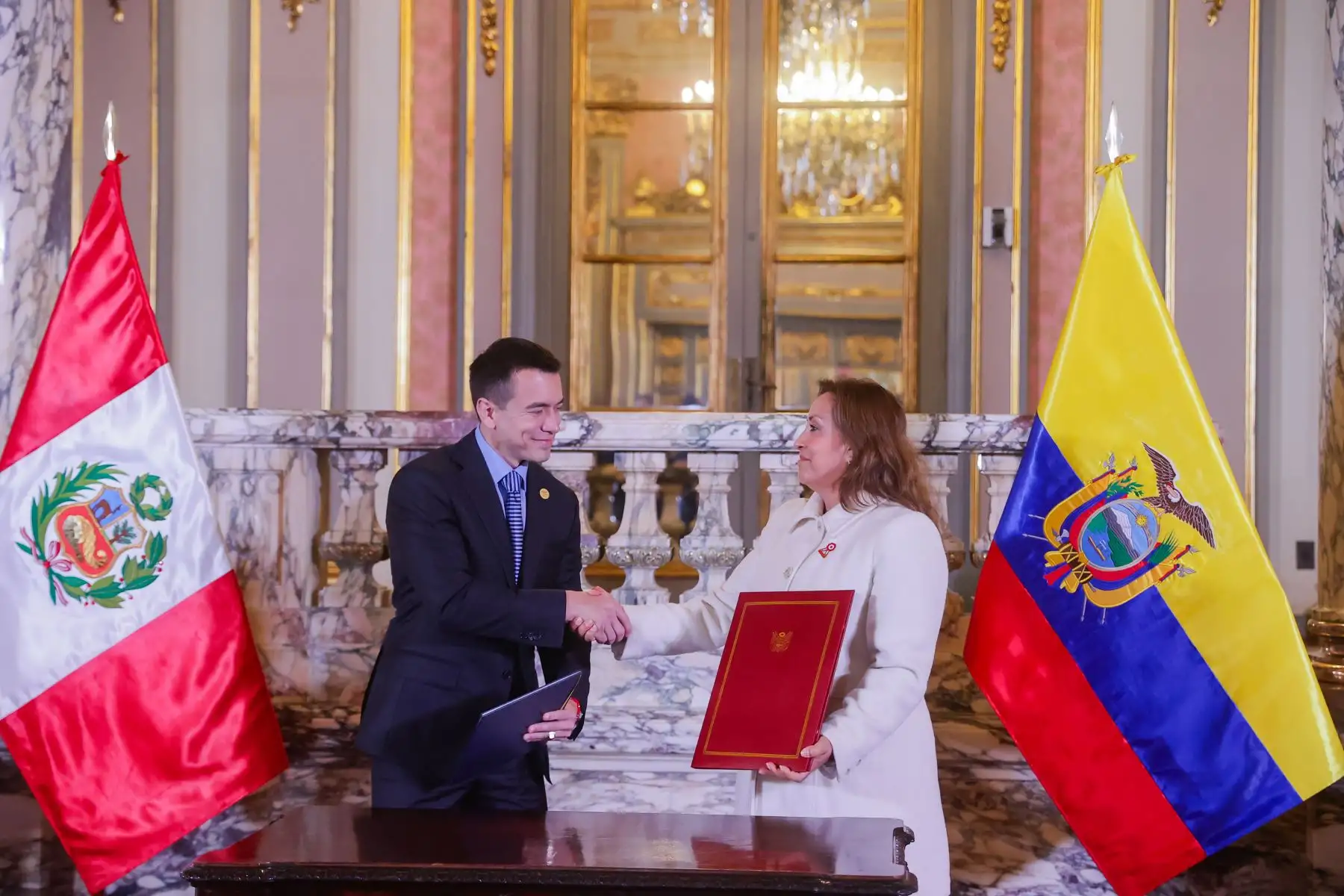 La jefa de Estado Dina Boluarte y el mandatario de Ecuador, Daniel Noboa, suscriben la Declaración Presidencial de Lima, que contiene 49 acuerdos. Foto: ANDINA/ Prensa Presidencia