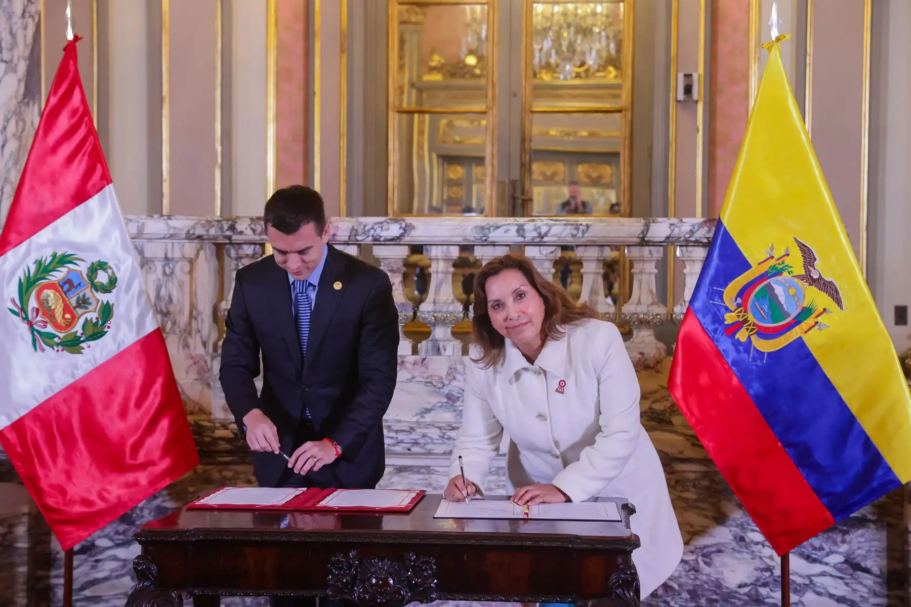 La jefa de Estado Dina Boluarte y el mandatario de Ecuador, Daniel Noboa, suscriben la Declaración Presidencial de Lima, que contiene 49 acuerdos. Foto: ANDINA/ Prensa Presidencia