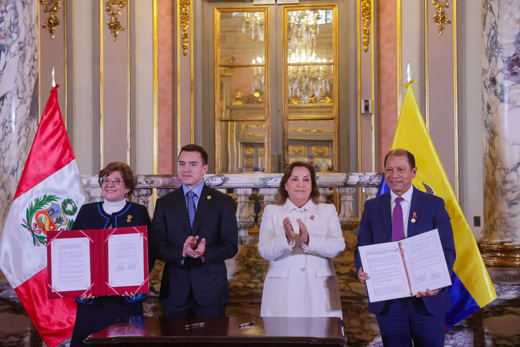 La jefa de Estado Dina Boluarte y el mandatario de Ecuador, Daniel Noboa, suscriben la Declaración Presidencial de Lima, que contiene 49 acuerdos. Foto: ANDINA/ Prensa Presidencia
