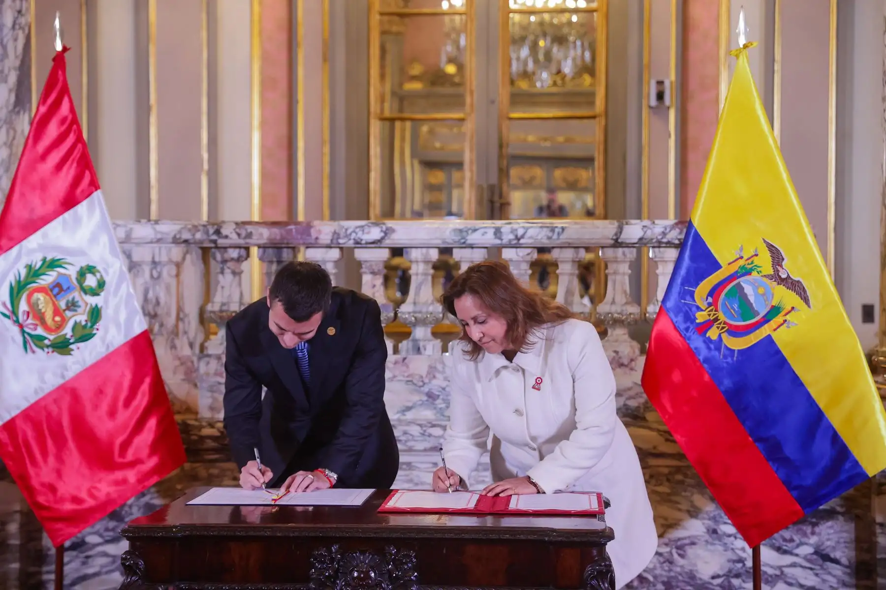 La jefa de Estado Dina Boluarte y el mandatario de Ecuador, Daniel Noboa, suscriben la Declaración Presidencial de Lima, que contiene 49 acuerdos. Foto: ANDINA/ Prensa Presidencia