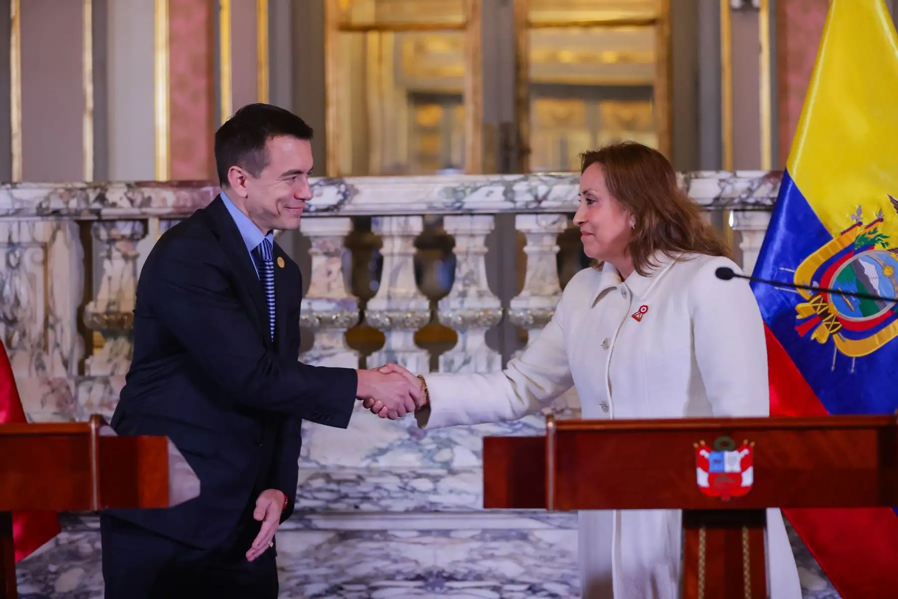 La jefa de Estado Dina Boluarte y el mandatario de Ecuador, Daniel Noboa, suscriben la Declaración Presidencial de Lima, que contiene 49 acuerdos. Foto: ANDINA/ Prensa Presidencia