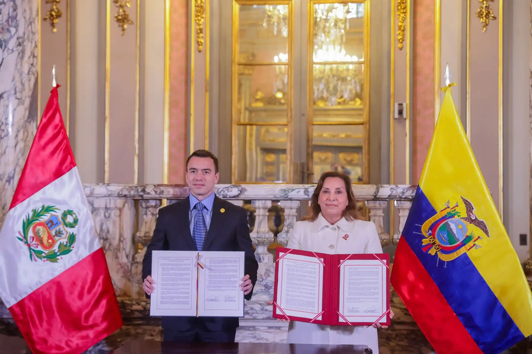 La jefa de Estado Dina Boluarte y el mandatario de Ecuador, Daniel Noboa, suscriben la Declaración Presidencial de Lima, que contiene 49 acuerdos. Foto: ANDINA/ Prensa Presidencia