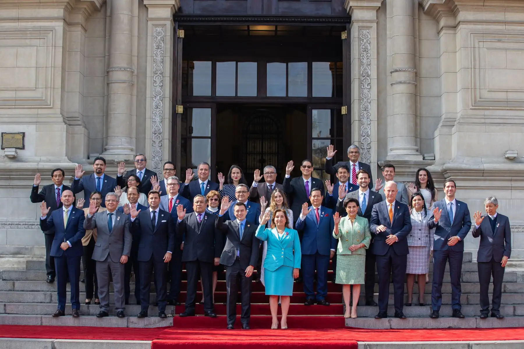 La jefa de Estado Dina Boluarte y el mandatario de Ecuador, Daniel Noboa, suscriben la Declaración Presidencial de Lima, que contiene 49 acuerdos. Foto: ANDINA/ Prensa Presidencia