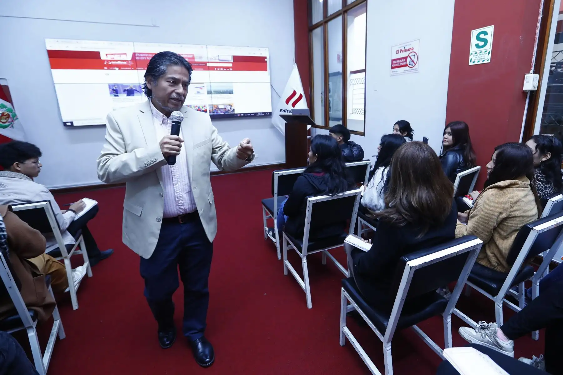 El jefe de redacción de la Agencia Andina, César Chaman, mencionó los pormenores y características de lo que significa editar una agencia de noticias. Foto: ANDINA/Daniel Bracamonte