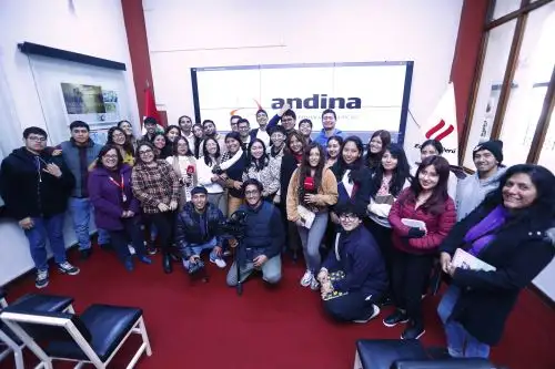 Estudiantes de 2do. ciclo de Ciencias de la Comunicación de la Universidad César Vallejo de la sede Los Olivos visitaron Editora Perú para participar del proyecto Vive Andina, en el que los periodistas del medio de comunicación comparten sus experiencias con los alumnos. Foto: ANDINA/Daniel Bracamonte