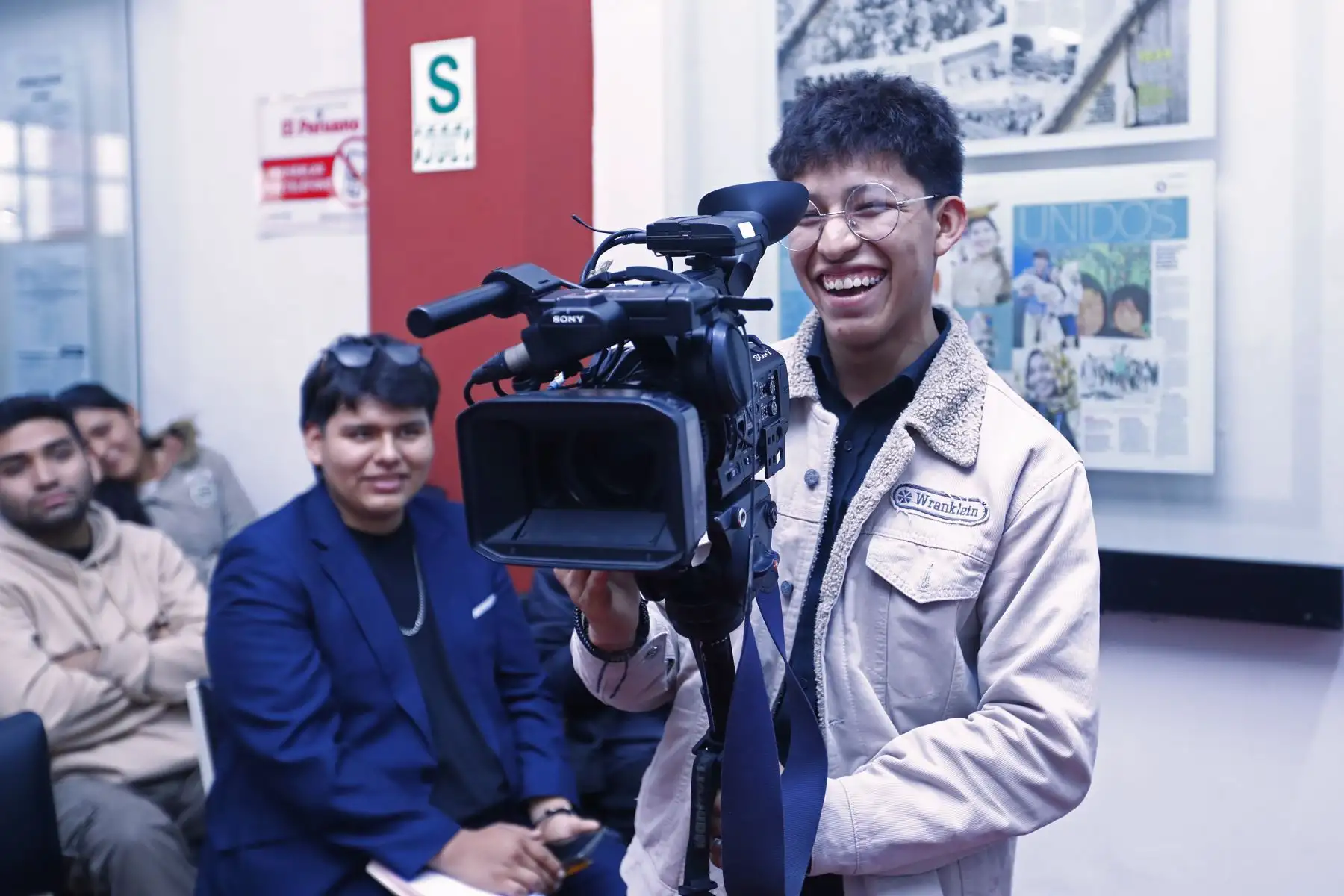 Un grupo de estudiantes del II ciclo de la asignatura de Periodismo Informativo de la carrera de Ciencias de la Comunicación, Universidad César Vallejo - campus Los Olivos visitaron hoy las instalaciones de la Agencia Peruana de Noticias Andina y el Diario Oficial El Peruano, como parte de la iniciativa Vive Andina. Foto: ANDINA/Daniel Bracamonte