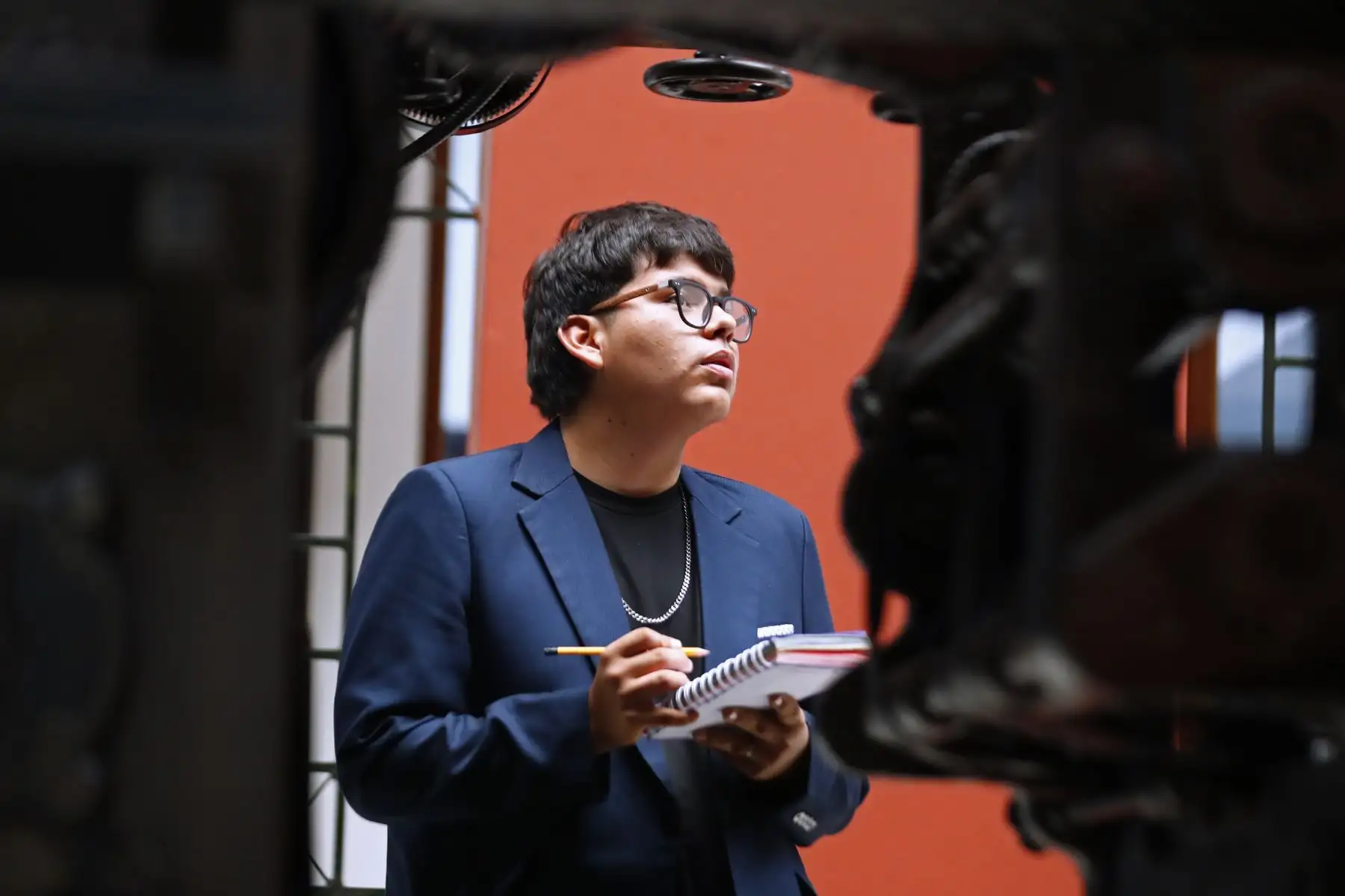 Asimismo, resaltó el trabajo colaborativo que realizan los periodistas de todas las áreas para generar contenidos multimedia y los principios fundamentales que marcan el trabajo periodístico de Andina: neutralidad, equidad y transparencia, resaltando la importancia de contrastar la información antes de ser publicación, pues ello redunda en credibilidad y confiabilidad. Foto: ANDINA/Daniel Bracamonte