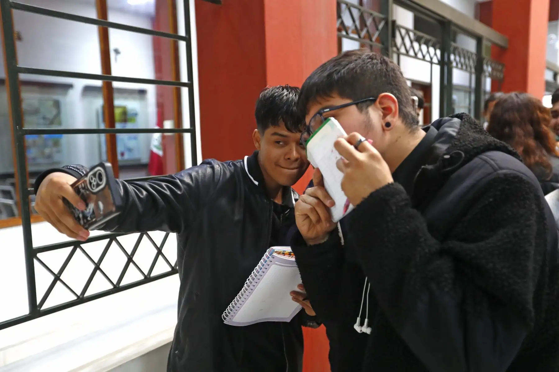 También mostró los equipos con los que labora y detalló cómo cubre una comisión, según la naturaleza de la noticia y los recursos debe emplear para lograr su objetivo. Foto: ANDINA/Daniel Bracamonte