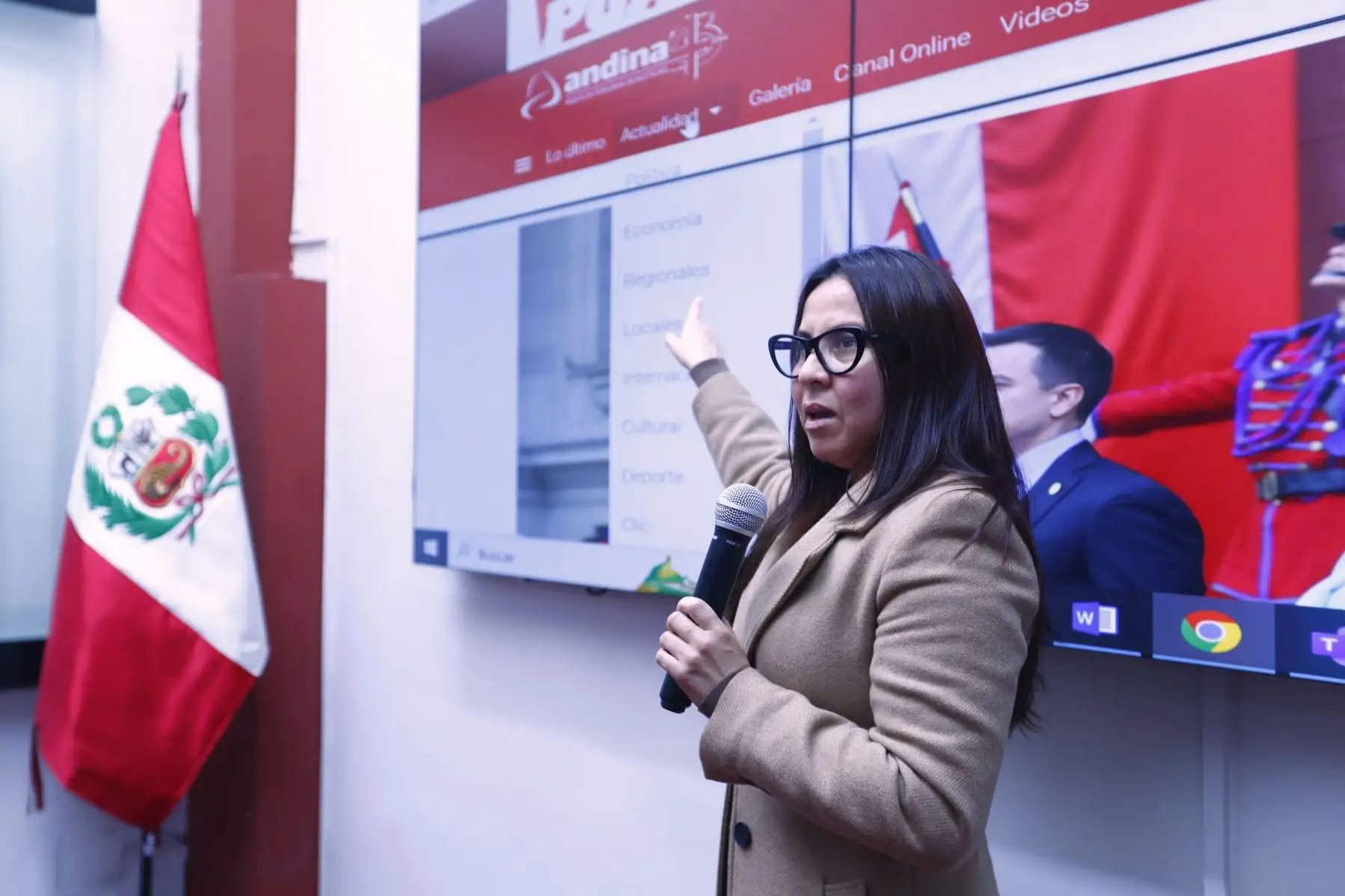 Cinthia Velarde, Editora de Política de la Agencia Andina, dio la bienvenida a los estudiantes de comunicación y mostró la variada oferta informativa que ofrece Andina a sus usuarios en distintas áreas: política, economía, locales, regionales, ciencia y tecnología, clic, deportes, cambio climático e internacionales. Foto: ANDINA/Daniel Bracamonte