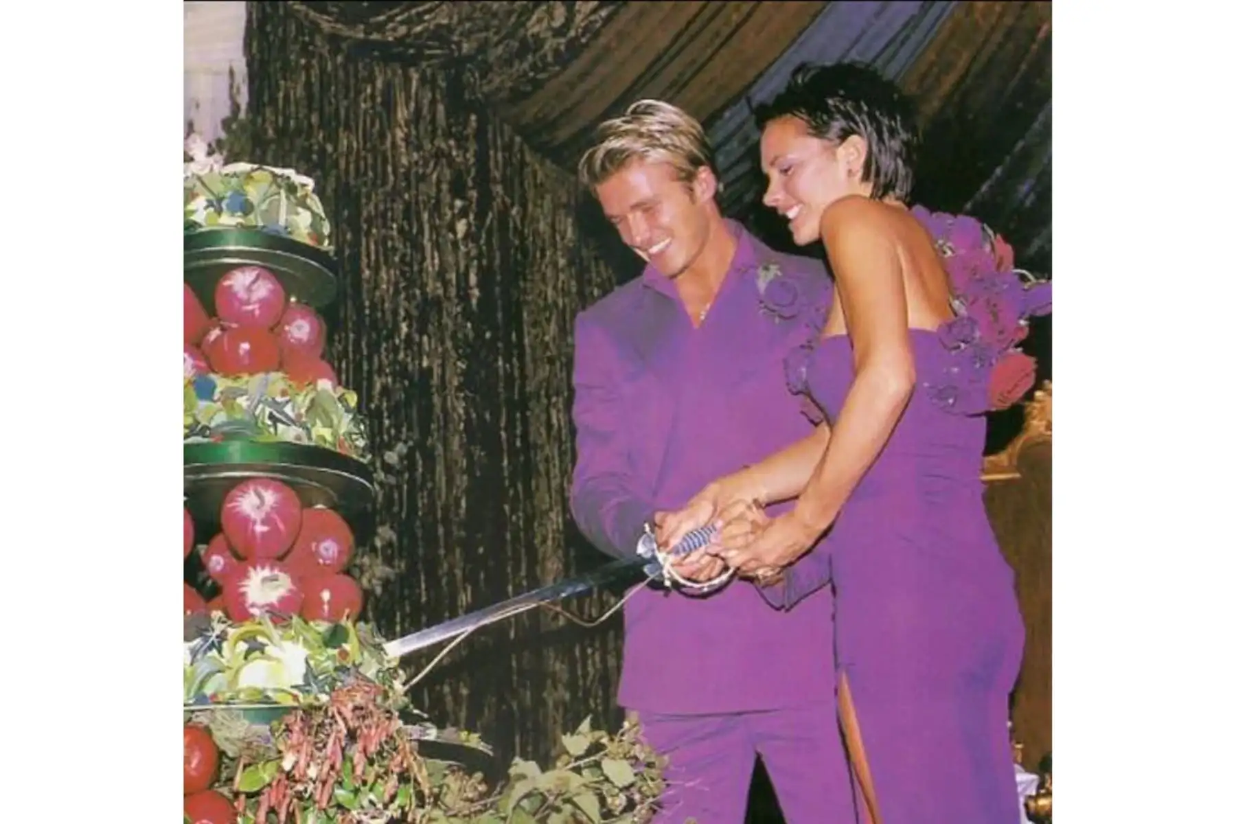Victoria Beckham deslumbró esa noche con un vestido morado con un tirante cubierto de rosas e interior rojo y con una abertura lateral. Foto: ANDINA/Instagram de David Beckham e Internet