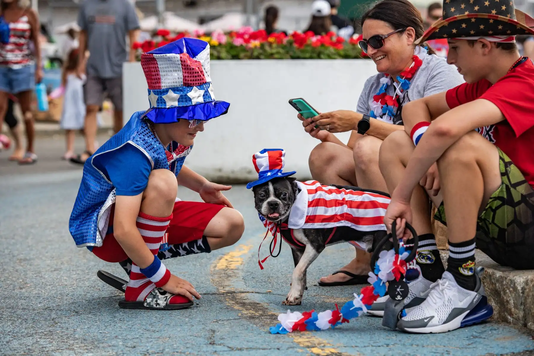 Un perro vestido con una bandera y un sombrero de EE. UU. se ve durante el 17º Desfile anual de mascotas del 4 de julio en Salisbury, Massachusetts, el 4 de julio de 2024. El evento está dirigido por Salisbury Beach Partnership. Foto: AFP