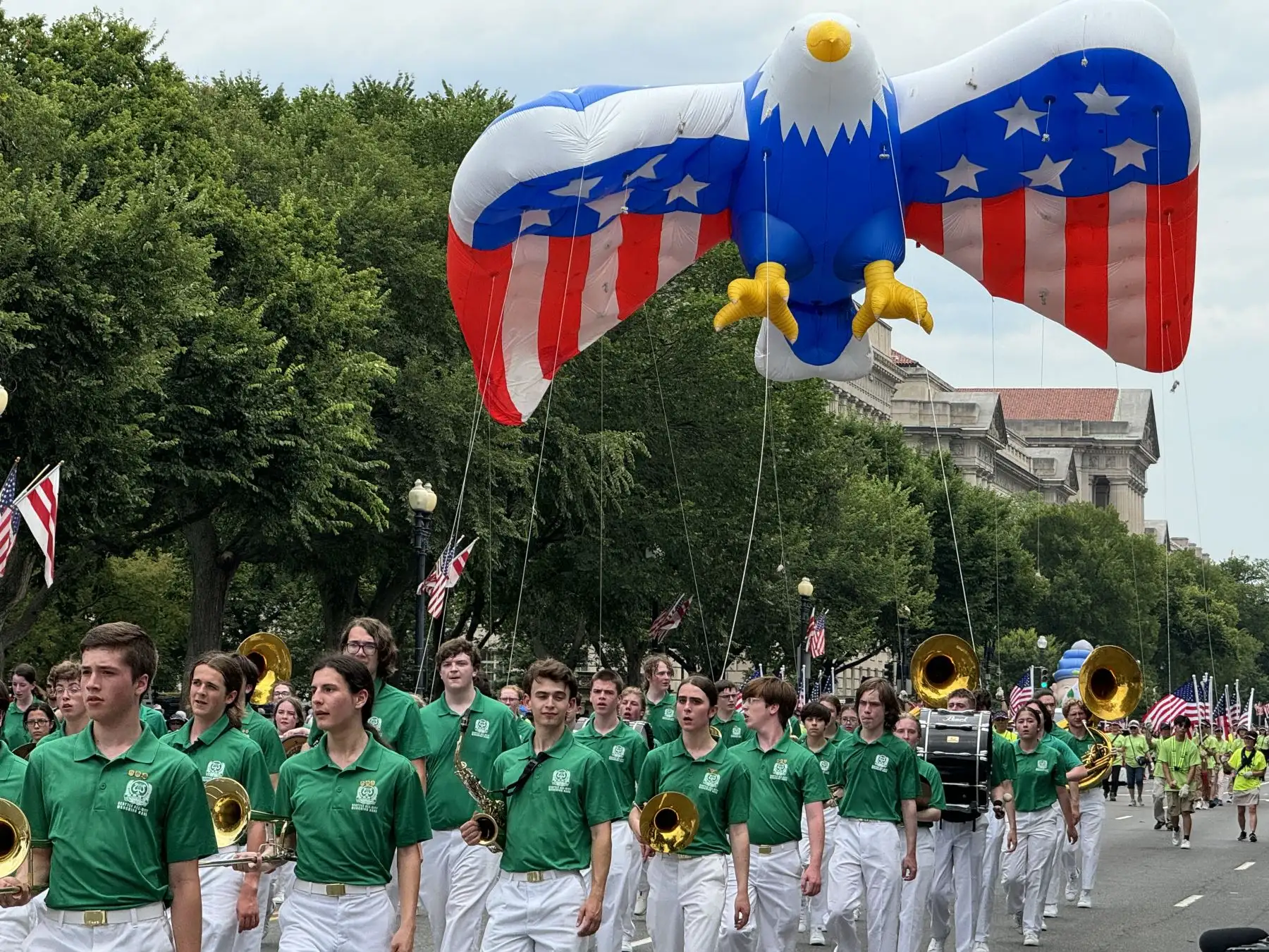 La gente participa en un desfile durante las celebraciones del Día de la Independencia el 4 de julio de 2024 en Washington, DC. Foto: AFP