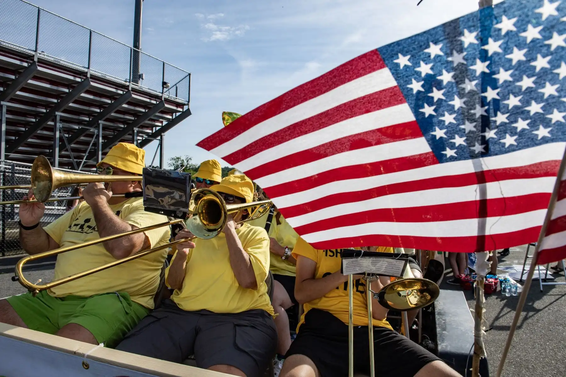 Un grupo vestido como pescadores ensaya sus canciones antes del inicio del Desfile de los Horribles de Fishtown, antes del Día de la Independencia, en Gloucester, Massachusetts, el 3 de julio de 2024. El desfile es parte de las celebraciones del 4 de julio en la ciudad. Foto: AFP