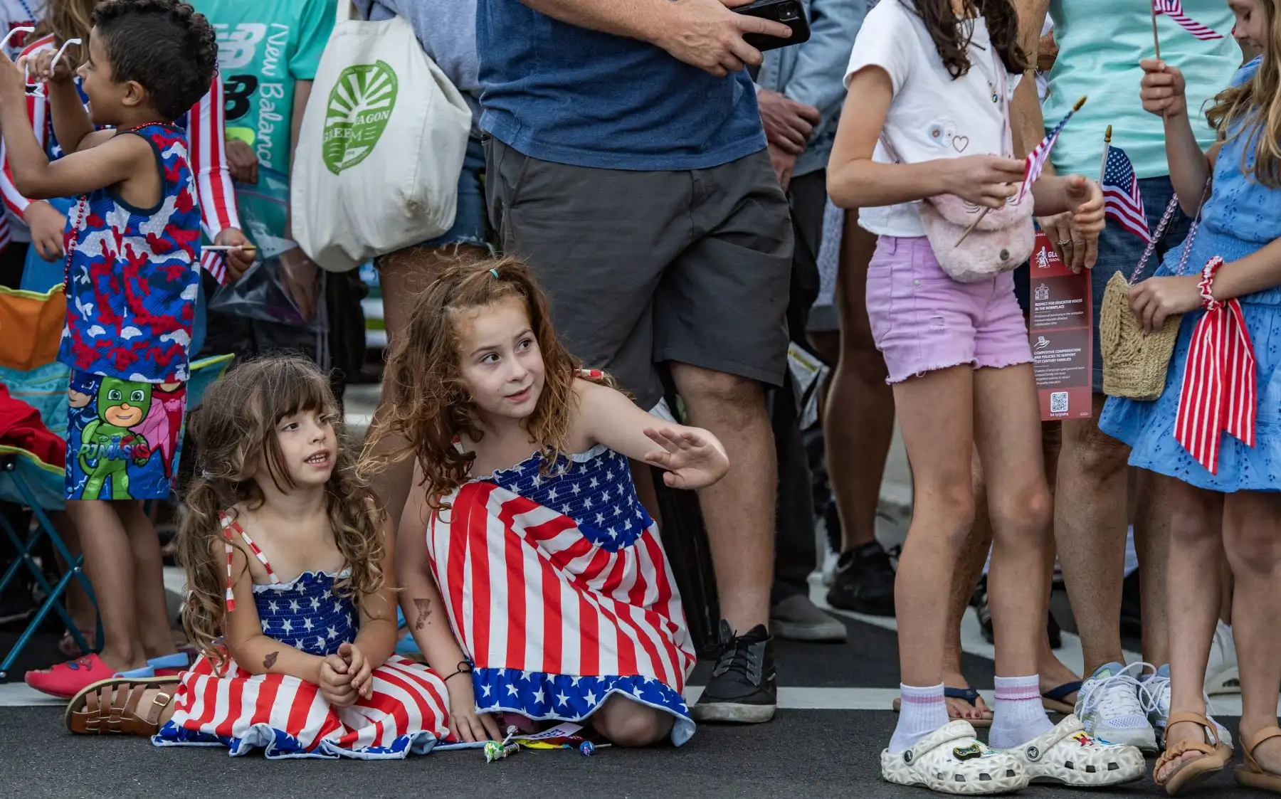 Los niños esperan que les arrojen dulces durante el Desfile de los Horribles de Fishtown, antes del Día de la Independencia, en Gloucester, Massachusetts, el 3 de julio de 2024. El desfile es parte de las celebraciones del 4 de julio en la ciudad. Foto: AFP