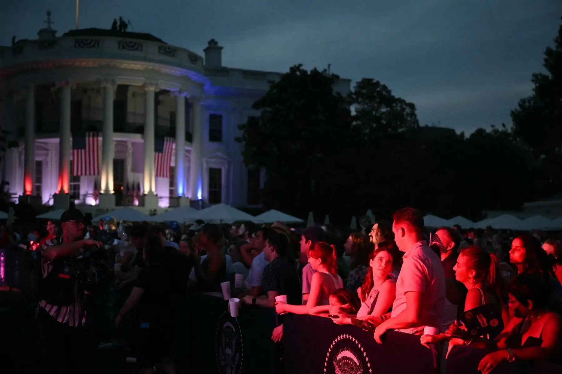 Los invitados ven a una banda actuar durante una celebración del 4 de julio para familias, cuidadores y sobrevivientes de militares y veteranos, en el jardín sur de la Casa Blanca en Washington, DC, el 4 de julio de 2024. Foto: AFP
