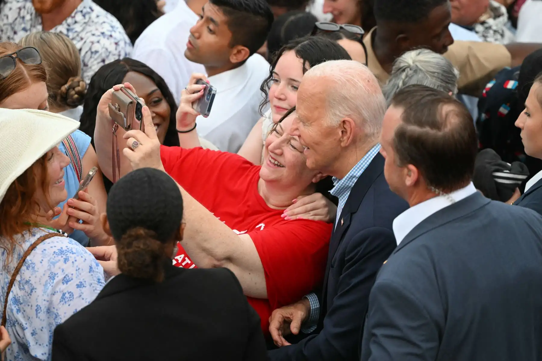 El presidente de los Estados Unidos, Joe Biden (C-R), posa para una fotografía con un invitado durante una celebración del 4 de julio para familias, cuidadores y sobrevivientes de militares y veteranos, en el jardín sur de la Casa Blanca en Washington, DC, el 4 de julio de 2024. Foto: AFP