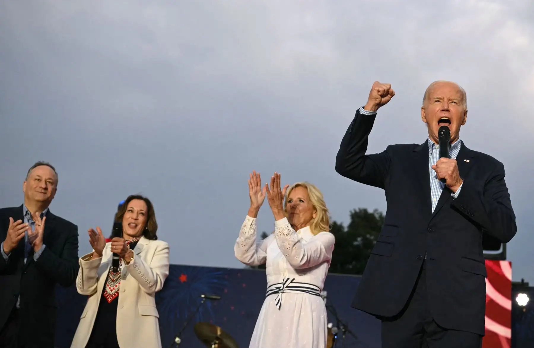 El presidente estadounidense Joe Biden (derecha) habla, flanqueado por (desde la segunda derecha) la primera dama estadounidense Jill Biden, la vicepresidenta estadounidense Kamala Harris y el segundo caballero estadounidense Doug Emhoff, durante una celebración del 4 de julio para familias, cuidadores y sobrevivientes de militares y veteranos. , en el jardín sur de la Casa Blanca en Washington, DC, el 4 de julio de 2024. Foto: AFP