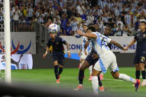 Martínez anota de cabeza para Argentina en el minuto 36 del primer tiempo. Foto: EFE.