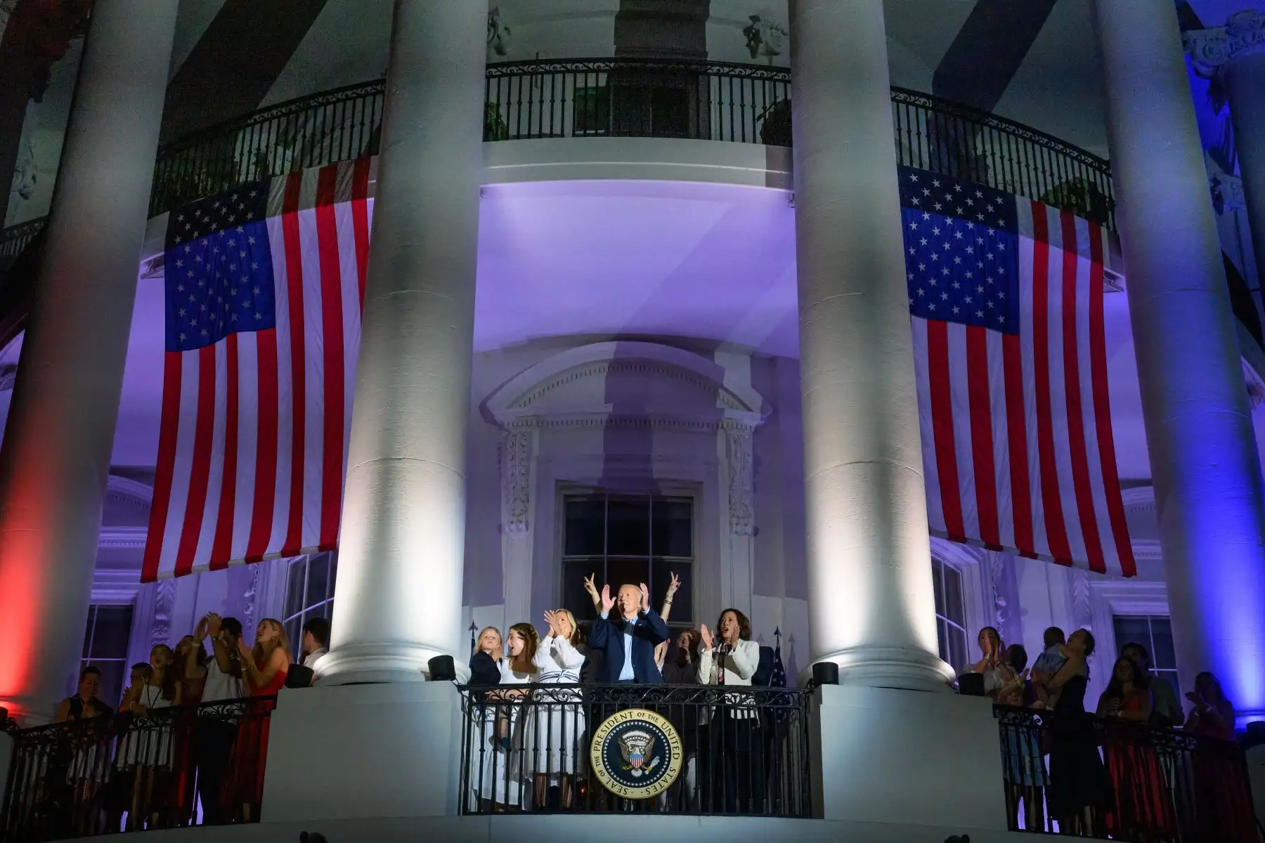 El presidente estadounidense Joe Biden, la primera dama Jill Biden y su familia, la vicepresidenta estadounidense Kamala Harris y el segundo caballero estadounidense Doug Emhoff observan el espectáculo de fuegos artificiales del Día de la Independencia desde el Balcón Truman de la Casa Blanca en Washington, DC. Foto: AFP