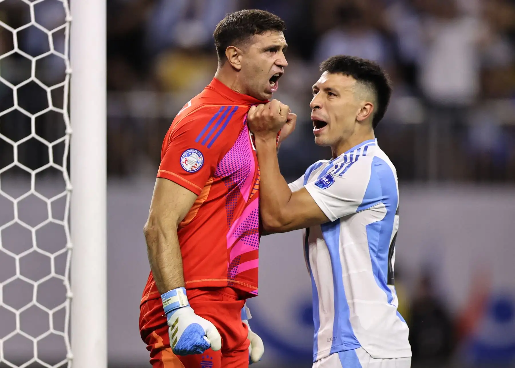 Emiliano Martínez y Lisandro Martínez de Argentina reaccionan después de un penal fallado por Ecuador durante el partido de cuartos de final de la CONMEBOL Copa América 2024 entre Argentina y Ecuador. Foto: AFP