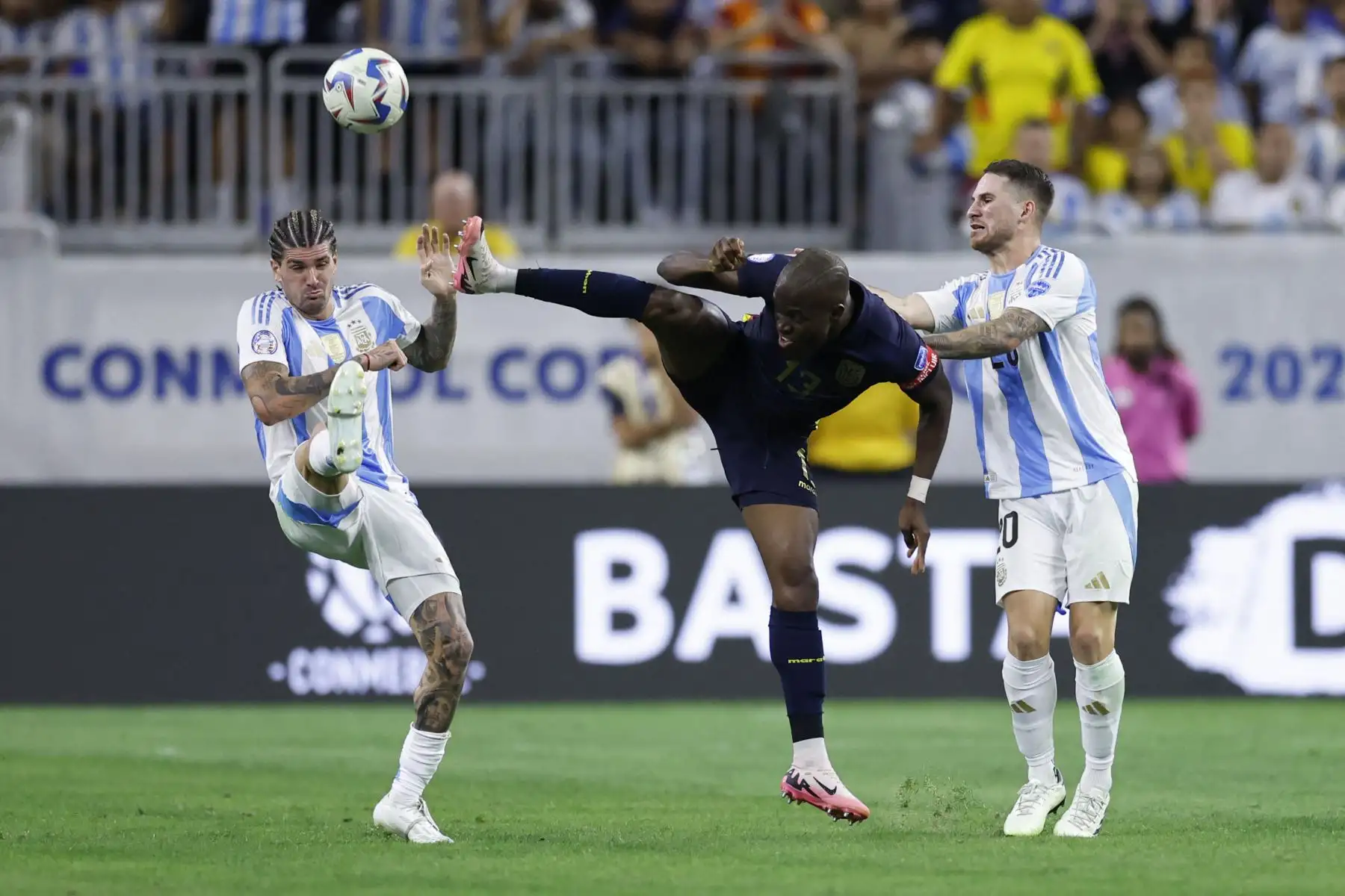 Rodrigo De Paul y Alexis Mac Allister de Argentina luchan por la posesión con Enner Valencia de Ecuador durante el partido de cuartos de final de la CONMEBOL Copa América 2024 entre Argentina y Ecuador. Foto: AFP
