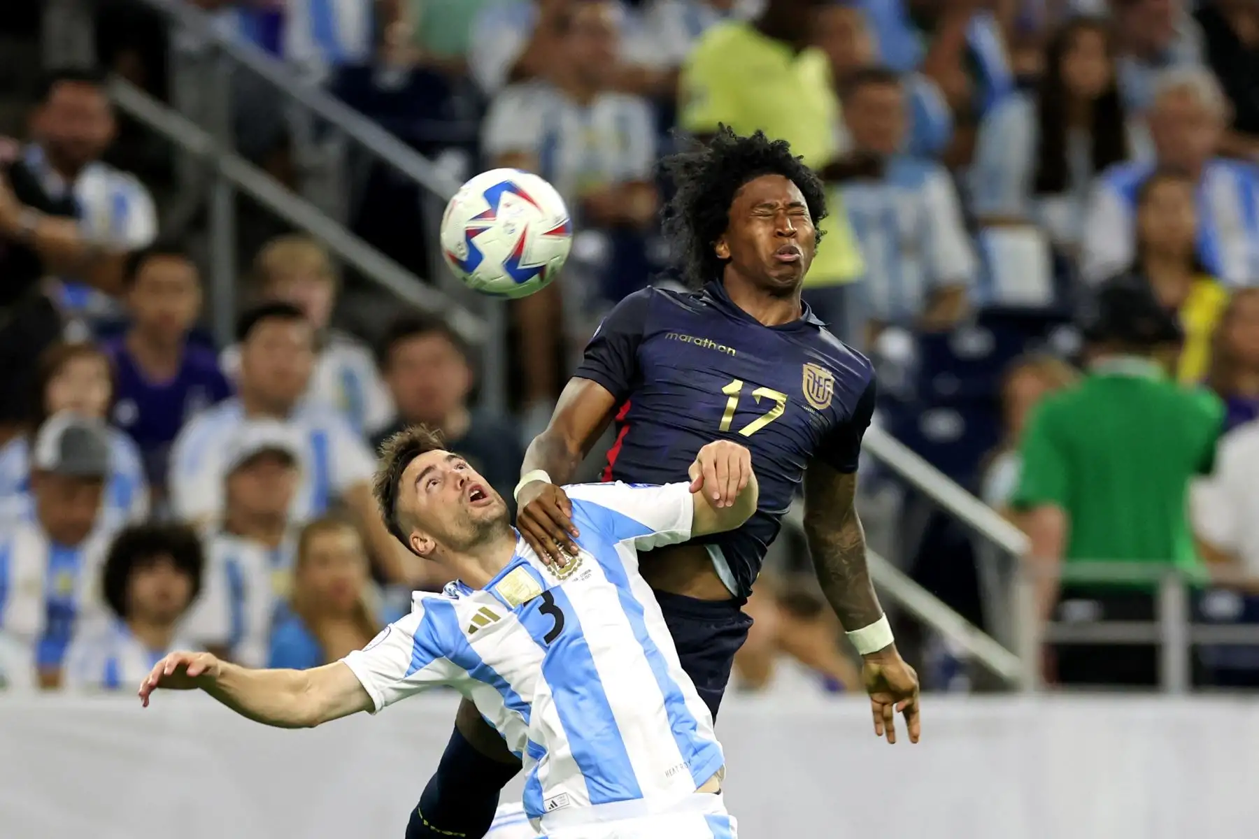 El defensor argentino #03 Nicolás Tagliafico lucha por el balón con el defensor ecuatoriano #17 Angelo Preciado durante el partido de fútbol de cuartos de final del torneo Conmebol Copa América 2024 entre Argentina y Ecuador. Foto: AFP