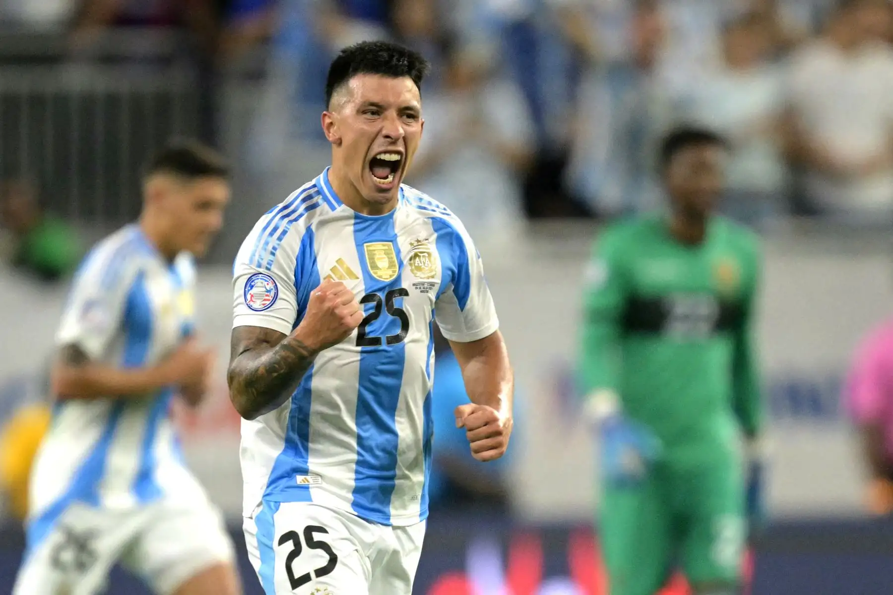El defensor argentino # 25 Lisandro Martínez celebra marcar el primer gol de su equipo durante el partido de fútbol de cuartos de final del torneo Conmebol Copa América 2024 entre Argentina y Ecuador. Foto: AFP