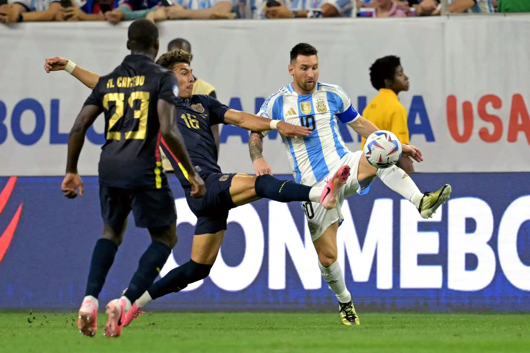 El delantero ecuatoriano #16 Jeremy Sarmiento lucha por el balón con el delantero argentino #10 Lionel Messi durante el partido de fútbol de cuartos de final del torneo Conmebol Copa América 2024 entre Argentina y Ecuador. Foto: AFP