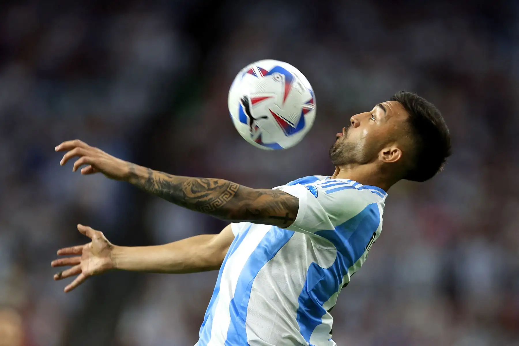 El delantero argentino # 15, Nicolás González, controla el balón durante el partido de fútbol de cuartos de final del torneo Conmebol Copa América 2024 entre Argentina y Ecuador. Foto: AFP