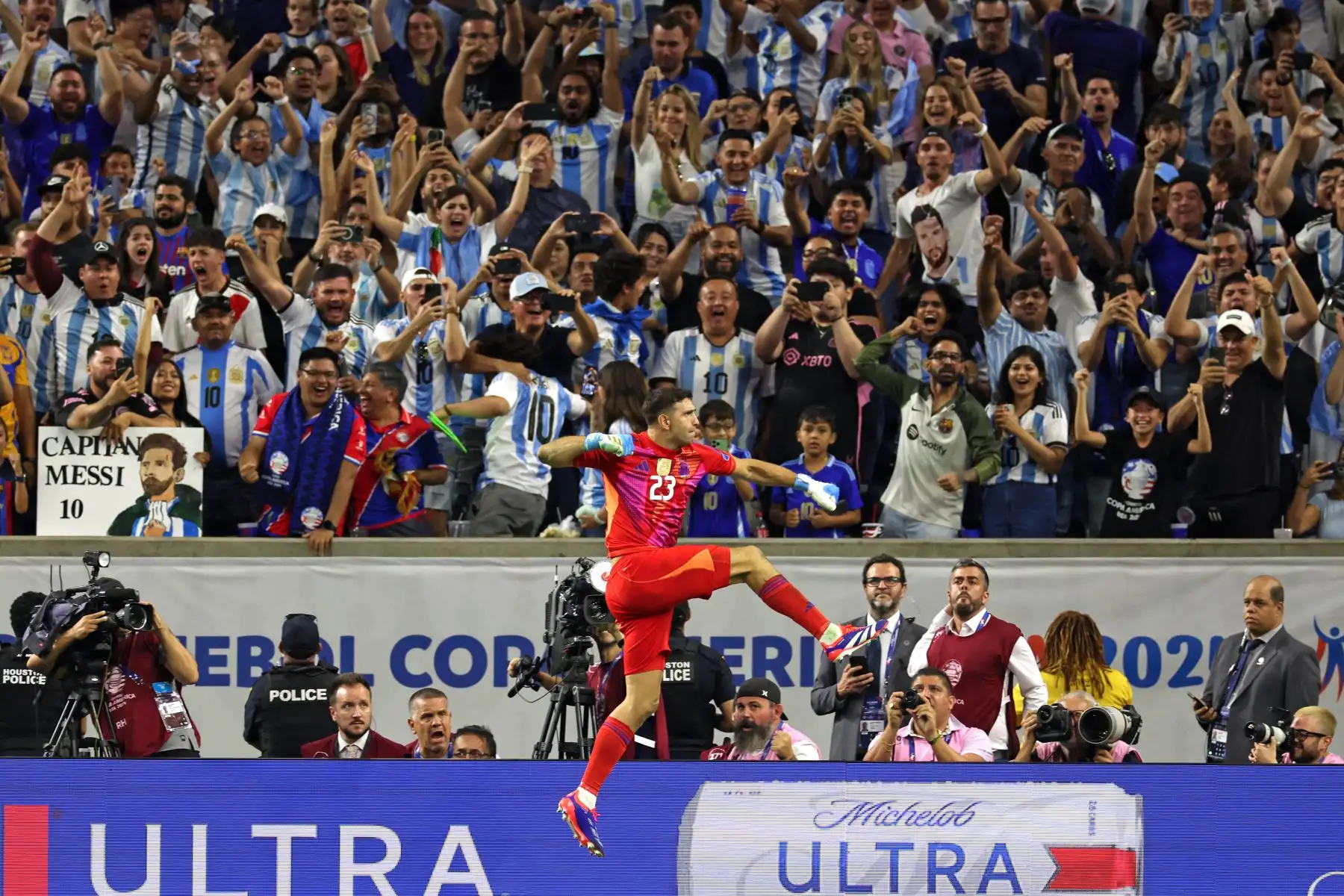 El portero argentino # 23 Emiliano Martínez celebra después de salvar un gol durante una tanda de penales durante el partido de fútbol de cuartos de final del torneo Conmebol Copa América 2024 entre Argentina y Ecuador en el NRG Stadium de Houston, Texas, el 4 de julio de 2024. Foto: AFP