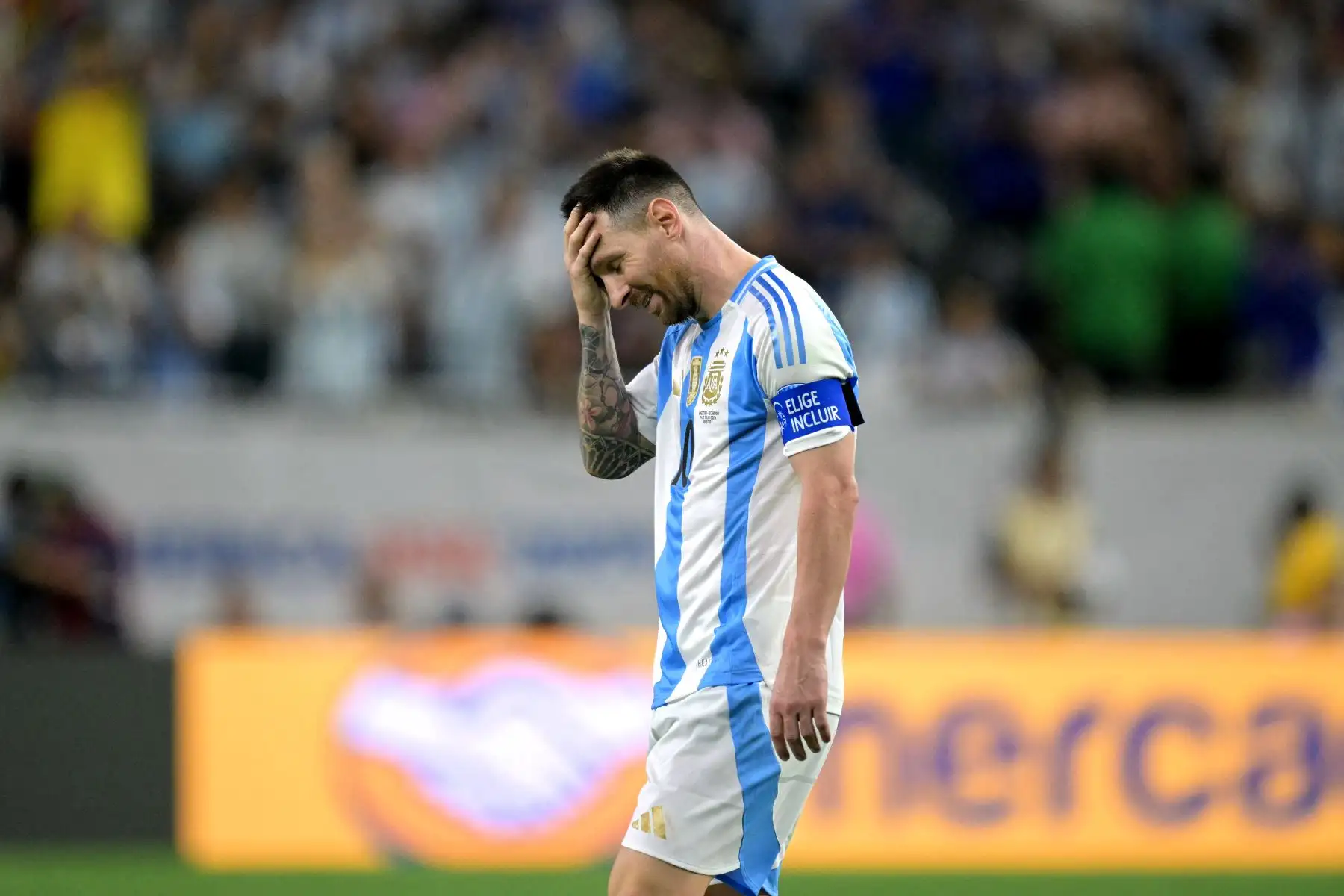 Lionel Messi de Argentina reacciona después de fallar el primer penal durante el partido de cuartos de final de la CONMEBOL Copa América 2024 entre Argentina y Ecuador. Foto: AFP