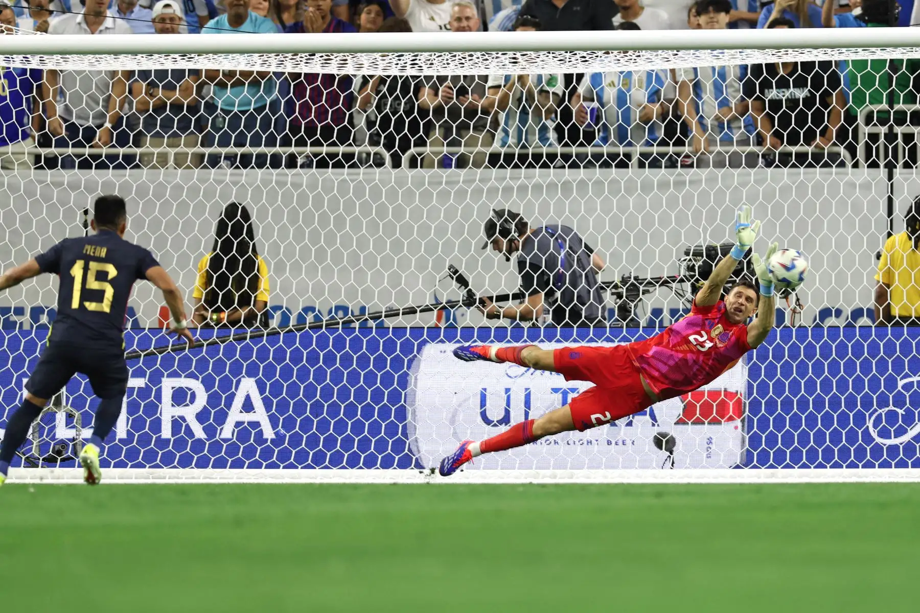 El portero argentino #23 Emiliano Martínez salva un gol desde el punto penal del mediocampista ecuatoriano #15 Angel Mena durante el partido de fútbol de cuartos de final del torneo Conmebol Copa América 2024 entre Argentina y Ecuador. Foto: AFP