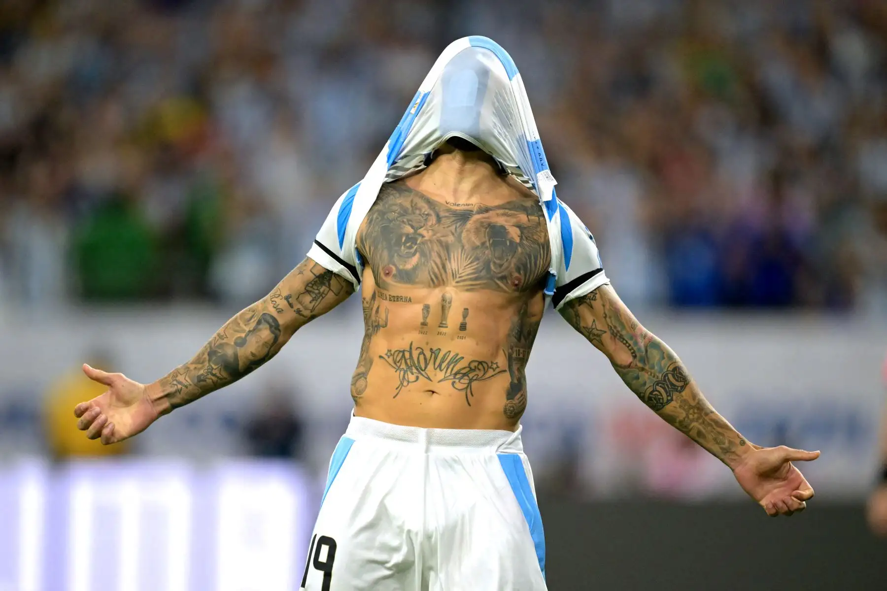 El defensor argentino, Nicolás Otamendi, celebra después de anotar un gol durante la tanda de penales y ganar el partido de fútbol de cuartos de final del torneo Conmebol Copa América 2024 entre Argentina y Ecuador. Foto: ANDINA/AFP